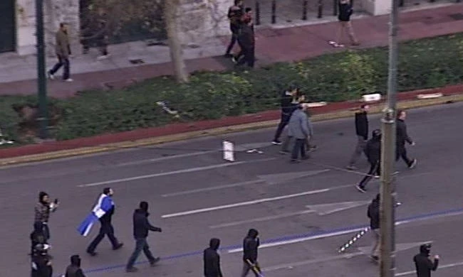 ΕΚΤΑΚΤΟ – Βαράνε πατριώτες! Μάχες σώμα με σώμα μεταξύ ΜΑΤ και κρανοφόρων – Ξεφτιλισμένη ανακοίνωση από την Αστυνομία – Μιλά για 140.000 άτομα στο συλλαλητήριο – Βίντεο